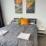 Lavish & Oversized 1 Bd 1Bth - Centre Of The Cbd