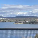 Stylish Central Lake View Apartment - Free Parking