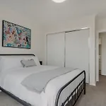 Peaceful 1-Bed Apartment Close To Lonsdale St