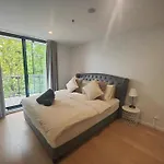Convenient Modern 2B2B Apartment In Braddon