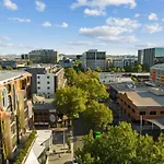 Convenient Modern 2B2B Apartment In Braddon