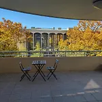 Dana-Cozy Apartment With Shared Entry In The City