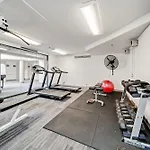 Central 2-Bed Apartment With Pool, Gym And Spa