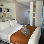 Stylish Central Lake View Apartment - Free Parking