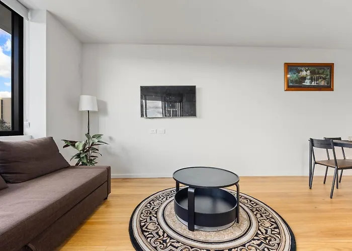 Spacious & Open 2 Bd 2Bth Unit In Canberra City