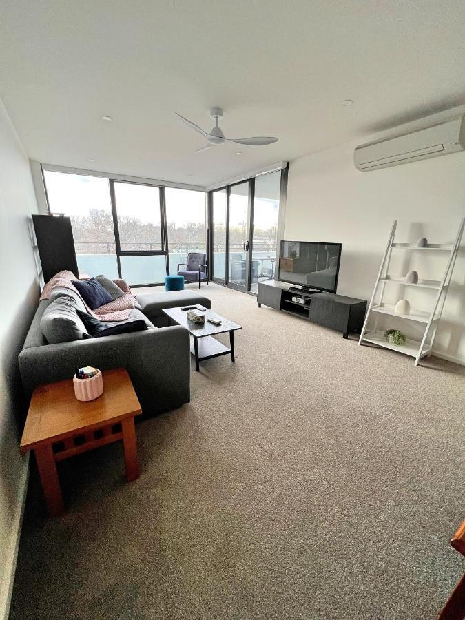 Spacious & Open 2 Bd 2bth 2crsp Apt - Dickson Cbd *