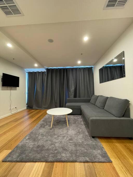 Lovely 1 Bedroom + Free Parking Apartment