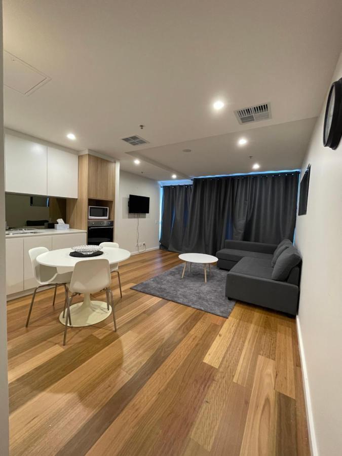 Lovely 1 Bedroom + Free Parking Apartment Canberra