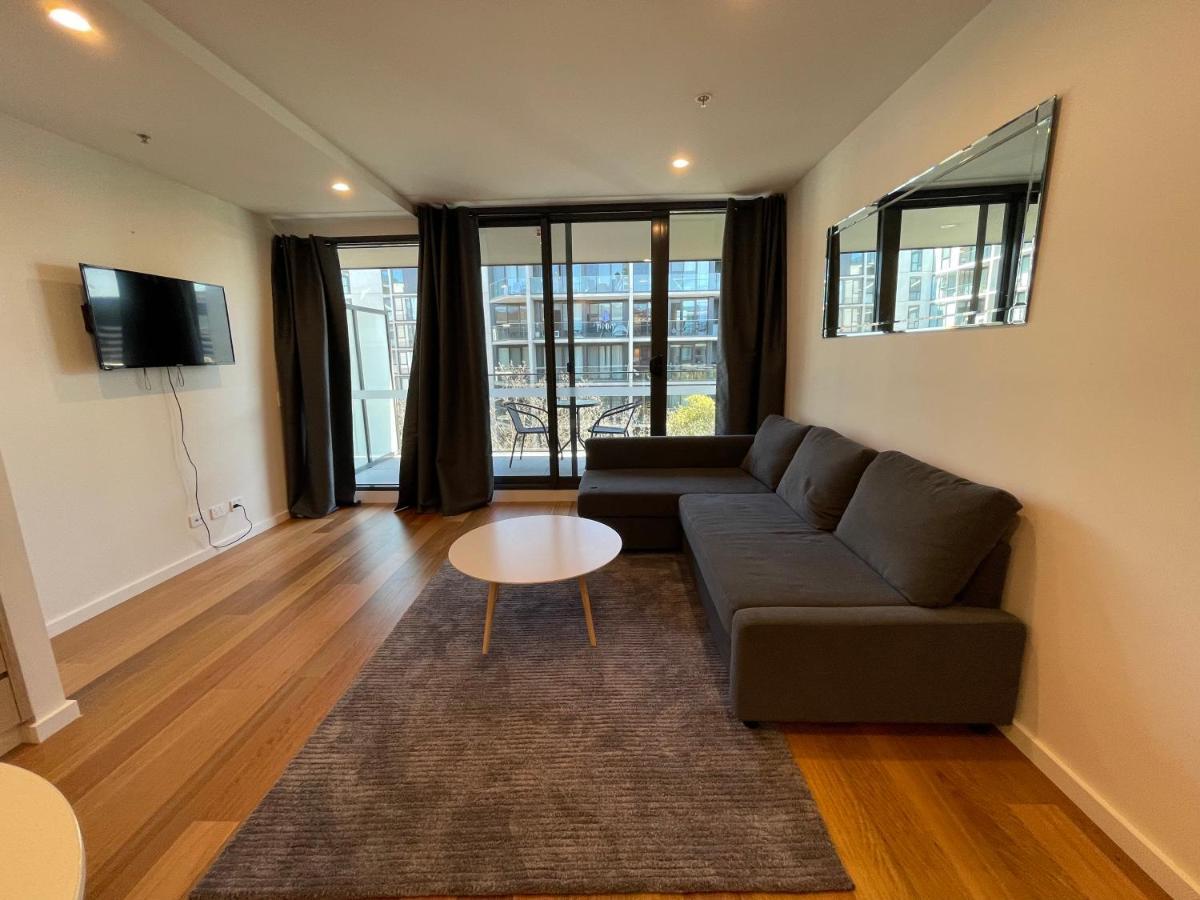 Lovely 1 Bedroom + Free Parking Apartment Canberra