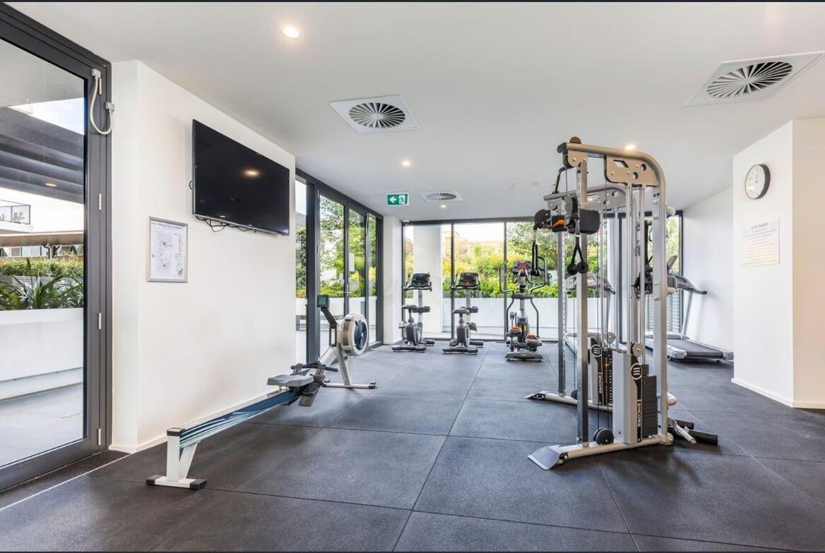 Spacious & Open 2 Bd 2bth 2crsp Apt - Dickson Cbd Apartment *