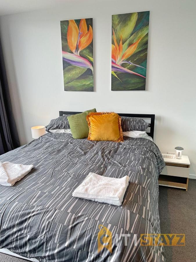 Lavish & Oversized 1 Bd 1bth - Centre Of The Cbd Apartment *