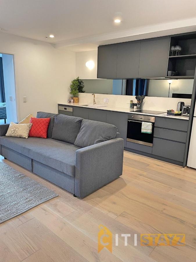 Lavish & Oversized 1 Bd 1bth - Centre Of The Cbd Apartment
