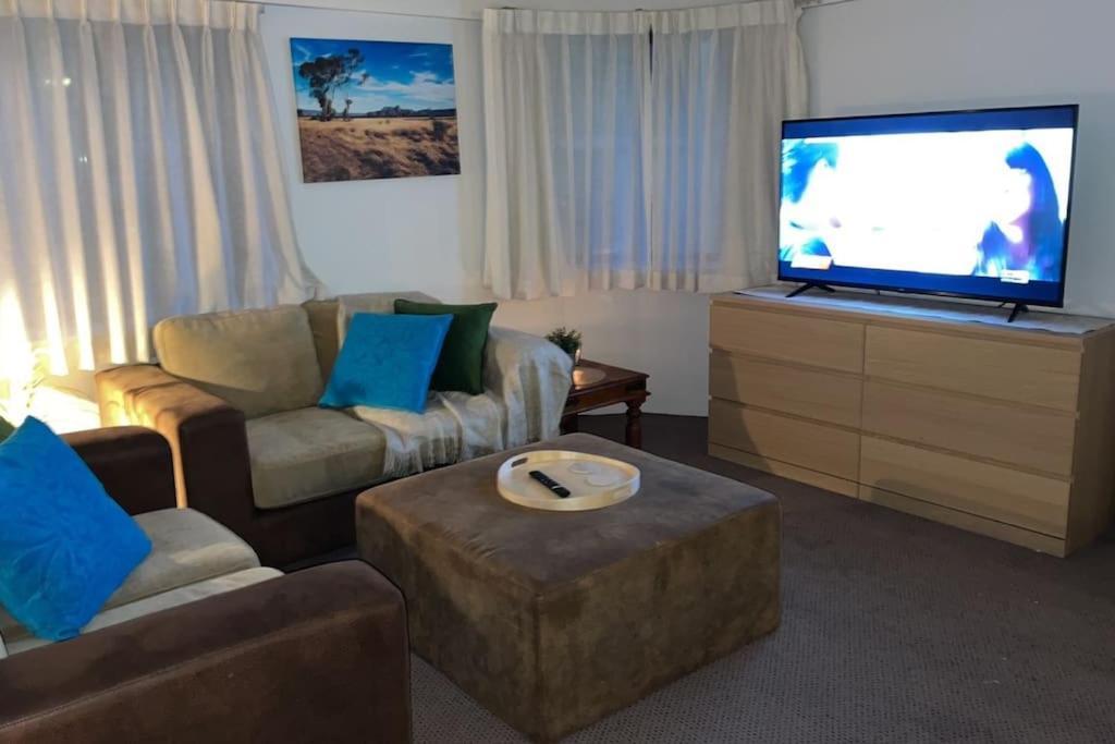 2 Beds 2 Baths Apt In Braddon Cbd - Pool, 1 Free Parking, Gym