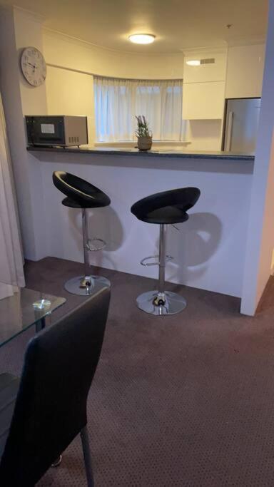 2 Beds 2 Baths Apt In Braddon Cbd - Pool, 1 Free Parking, Gym