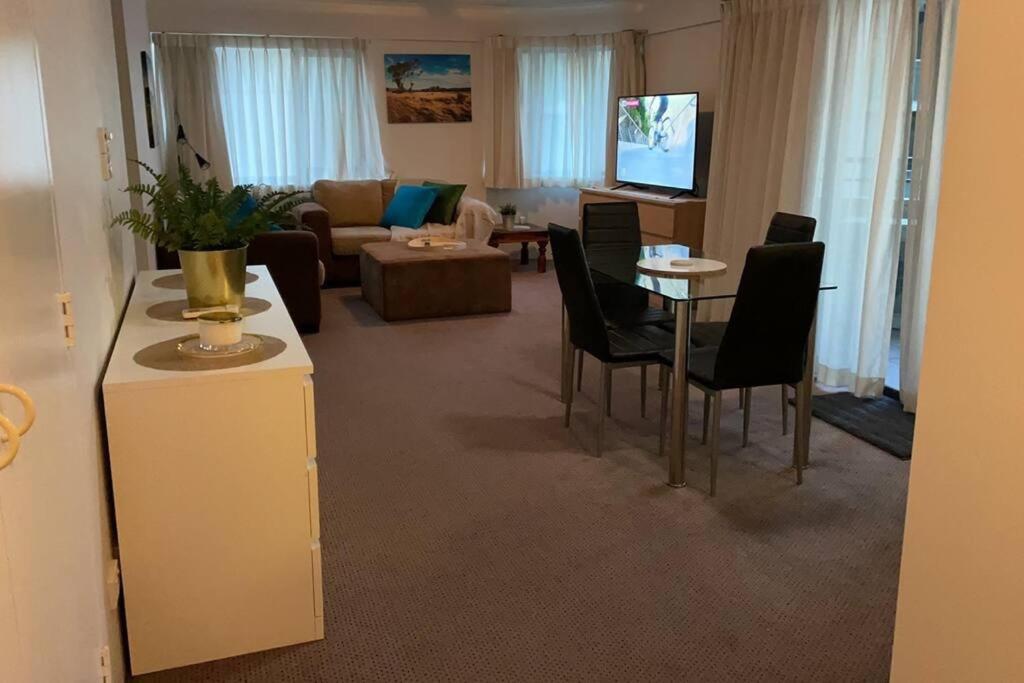 2 Beds 2 Baths Apt In Braddon Cbd - Pool, 1 Free Parking, Gym * Canberra