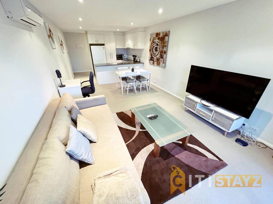 Beige & Beautiful - 1bd 1bth - Close To Anu *