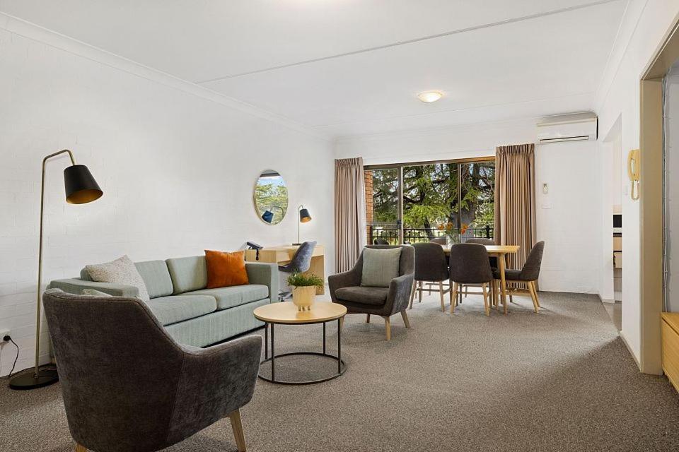 Oxley Court Serviced Aparthotel 4*