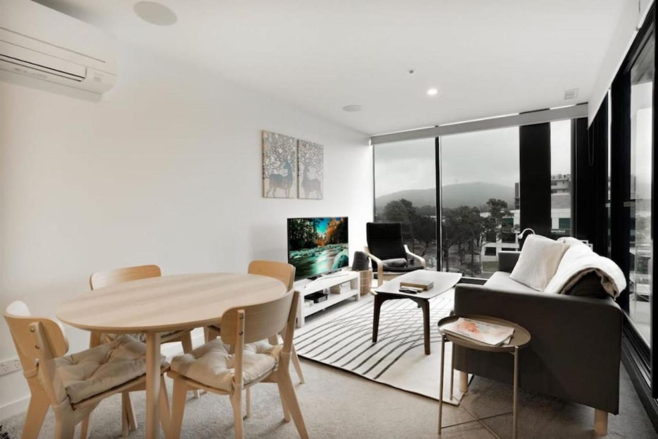 Apartment Mountain Views At Midnight In The Heart Of Canberra
