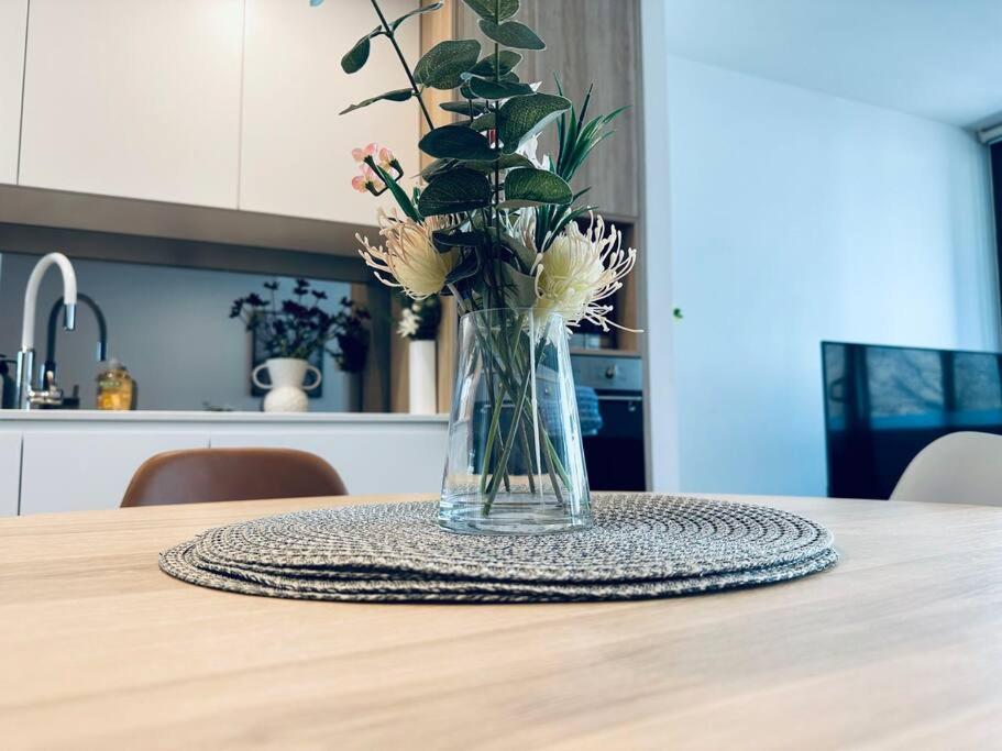 Garden View 1bd @cbd Free Parking Apartment *