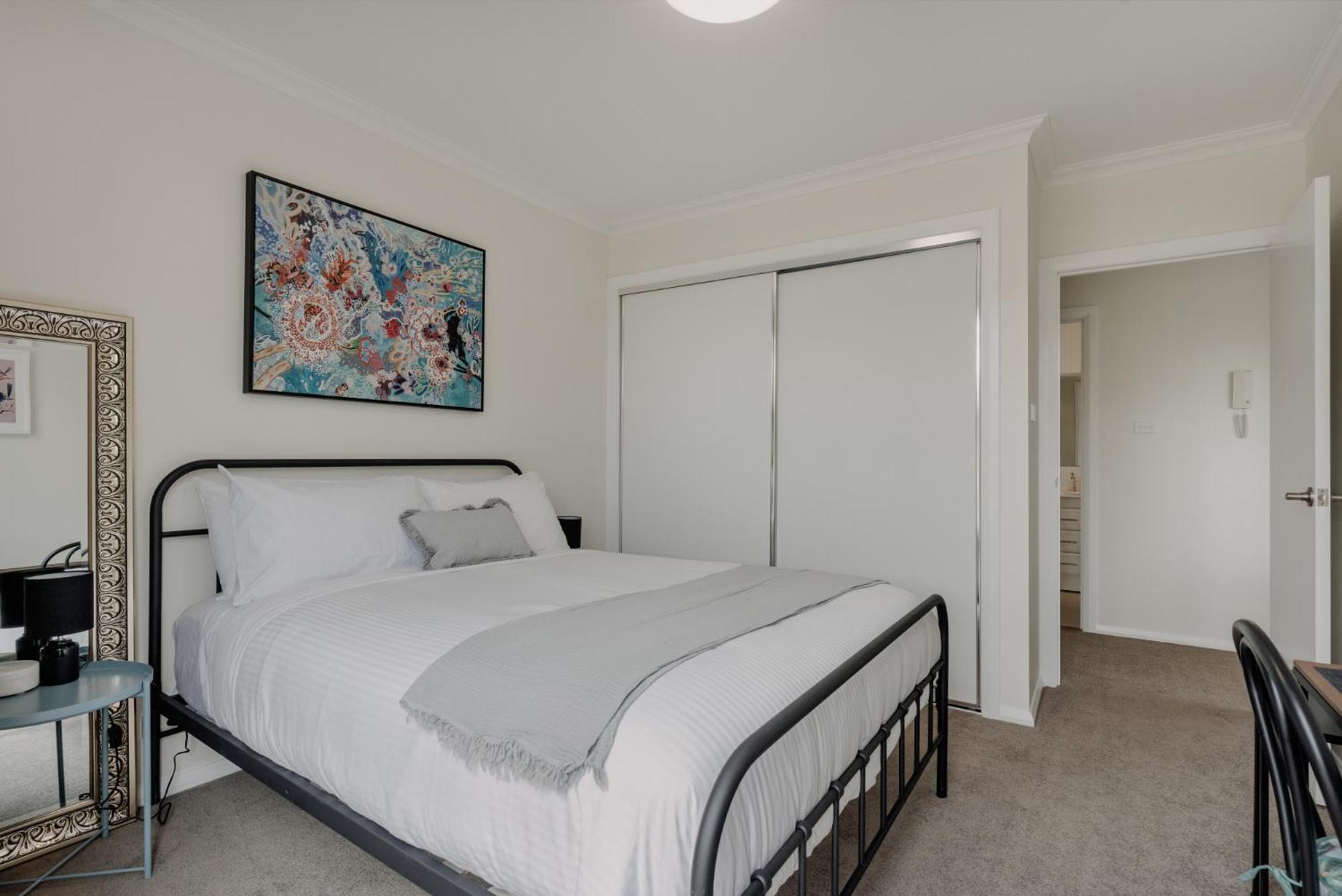 Peaceful 1-bed Close To Lonsdale St Apartment