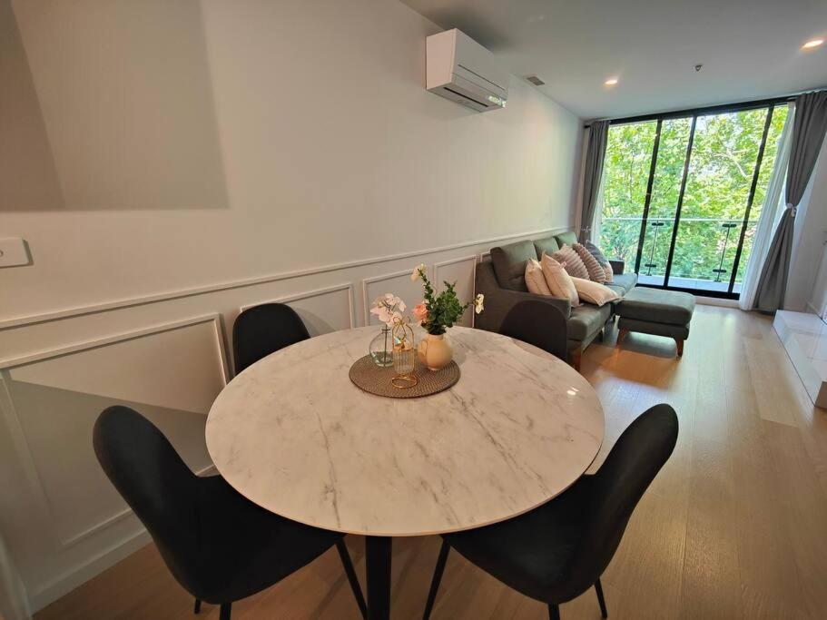 Convenient Modern 2b2b In Braddon Canberra