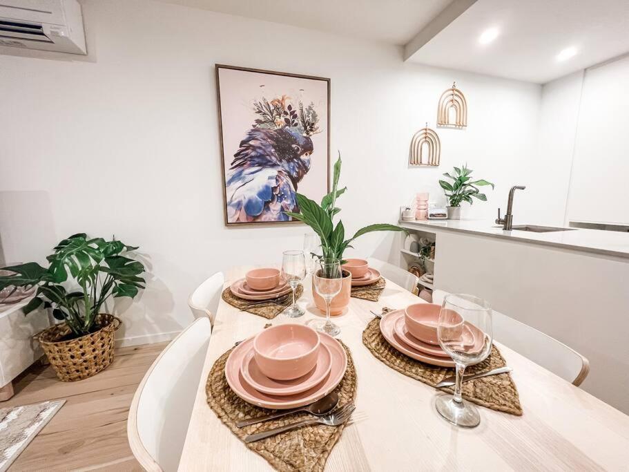 - Parking - Self Check-in - Pool Apartment Canberra