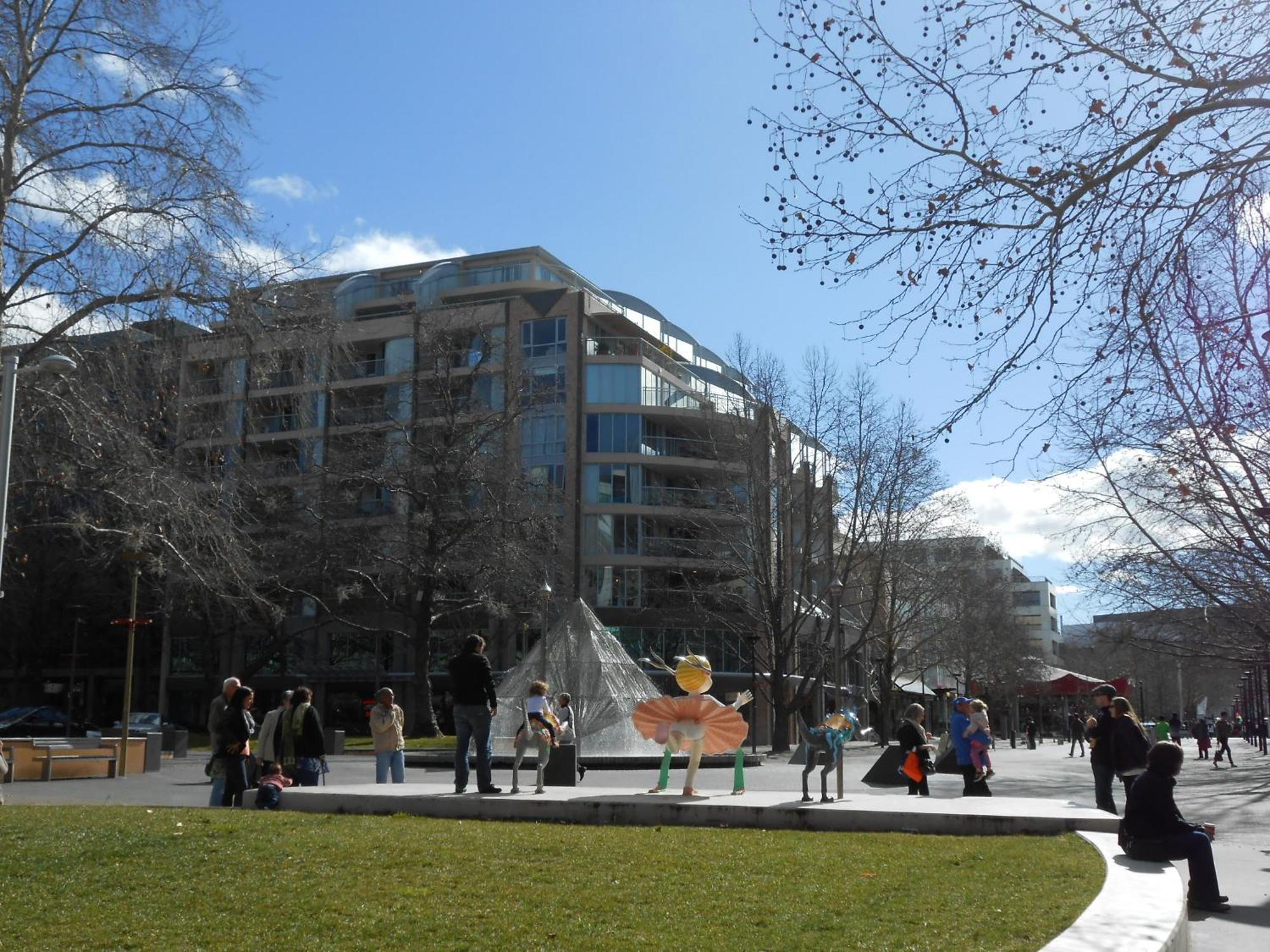 Plaza Apartment *