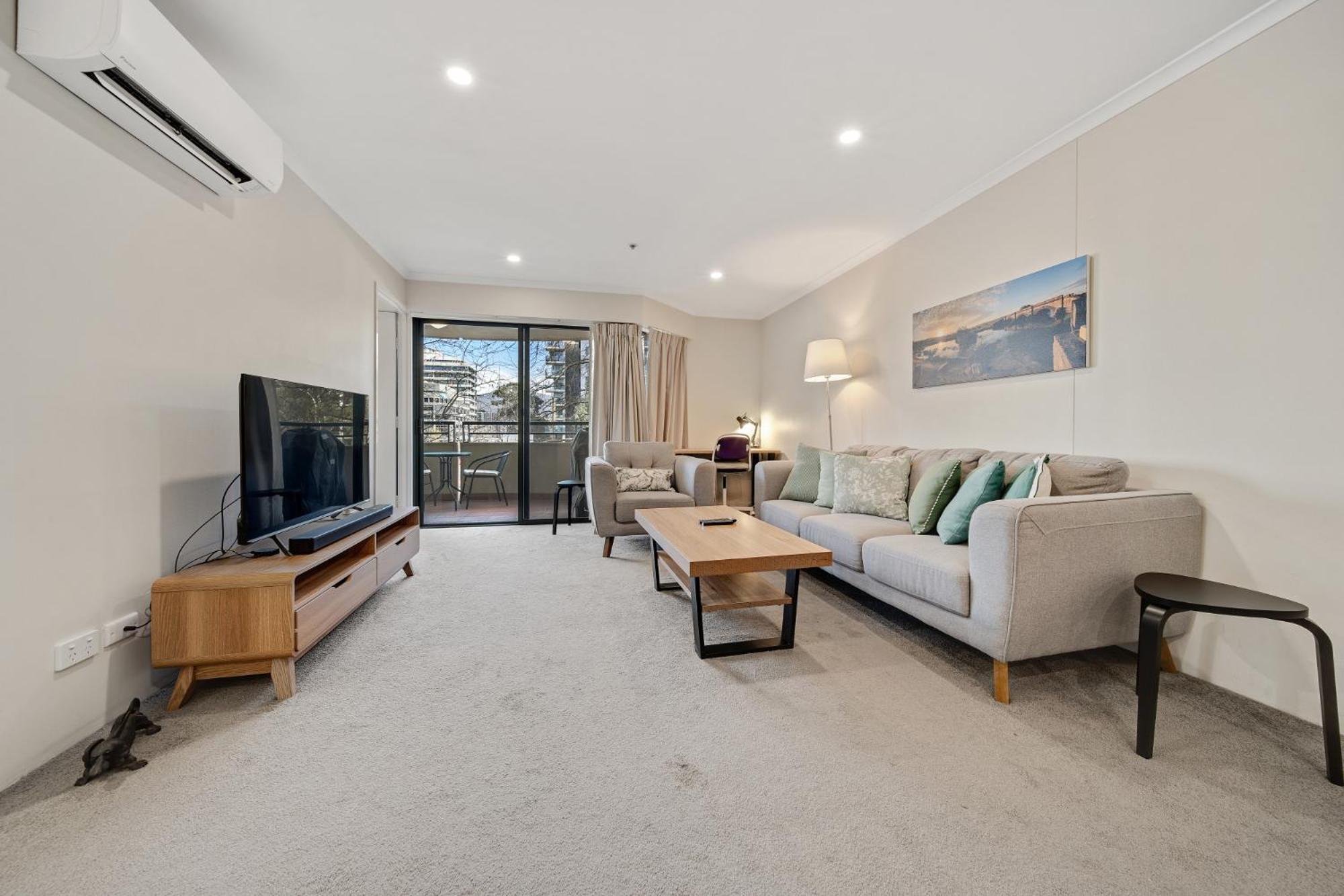 2-bed With Pool, Gym And Canberra