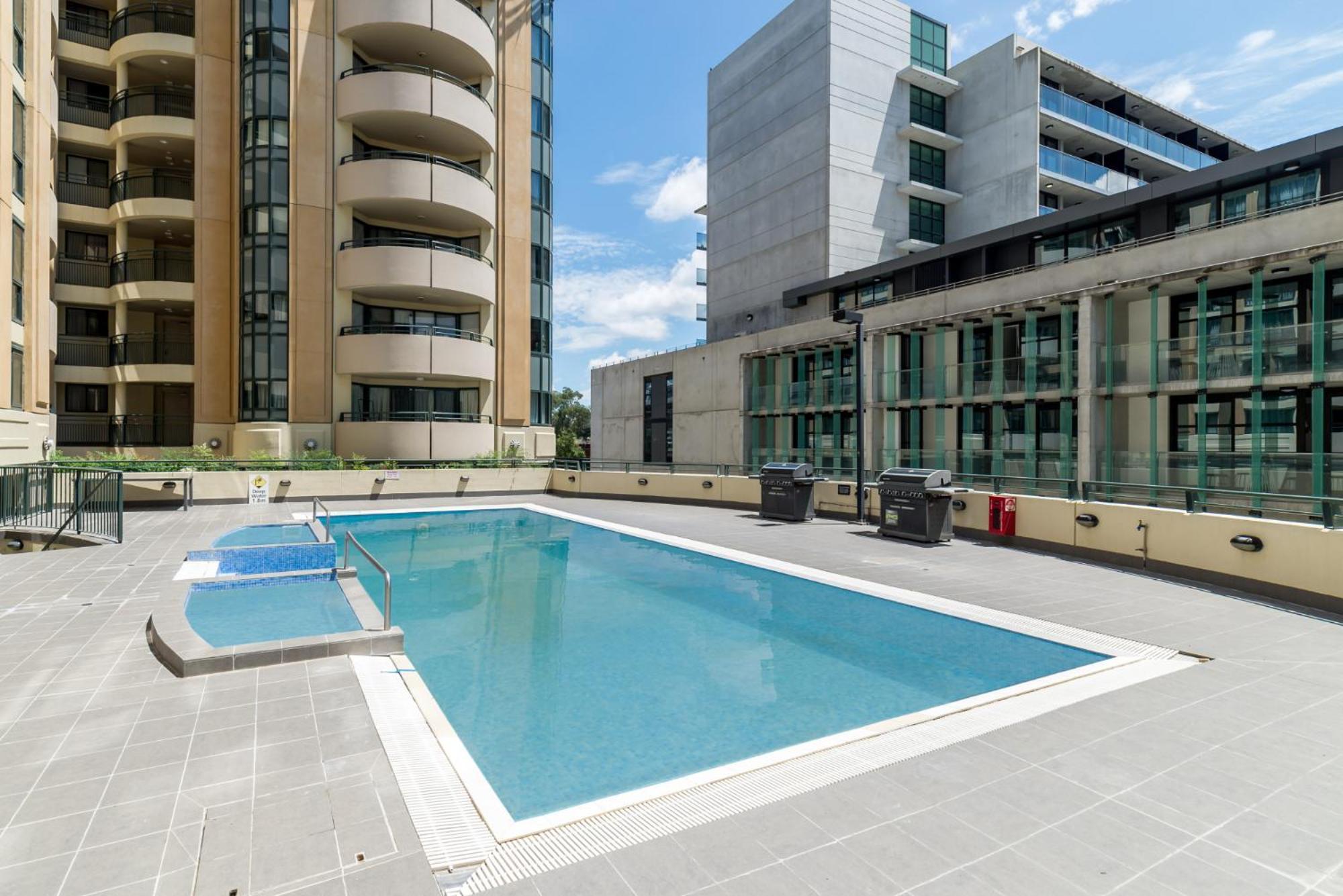 2-bed With Pool, Gym And Canberra