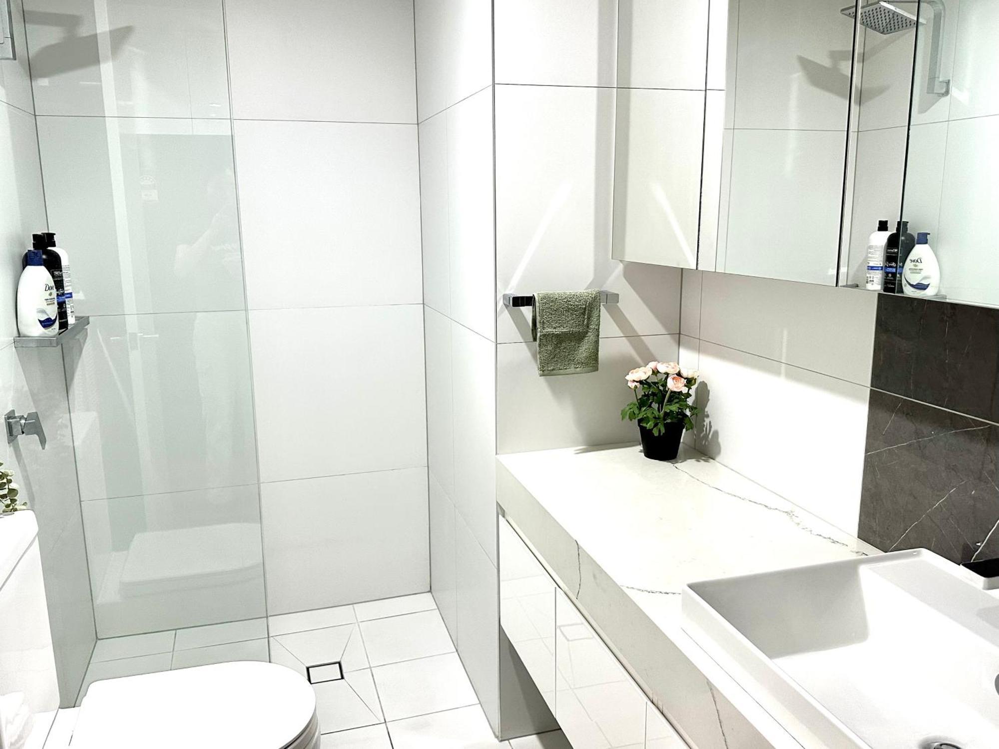 Modern Quiet Two Bedroom Apt In Canberra City *