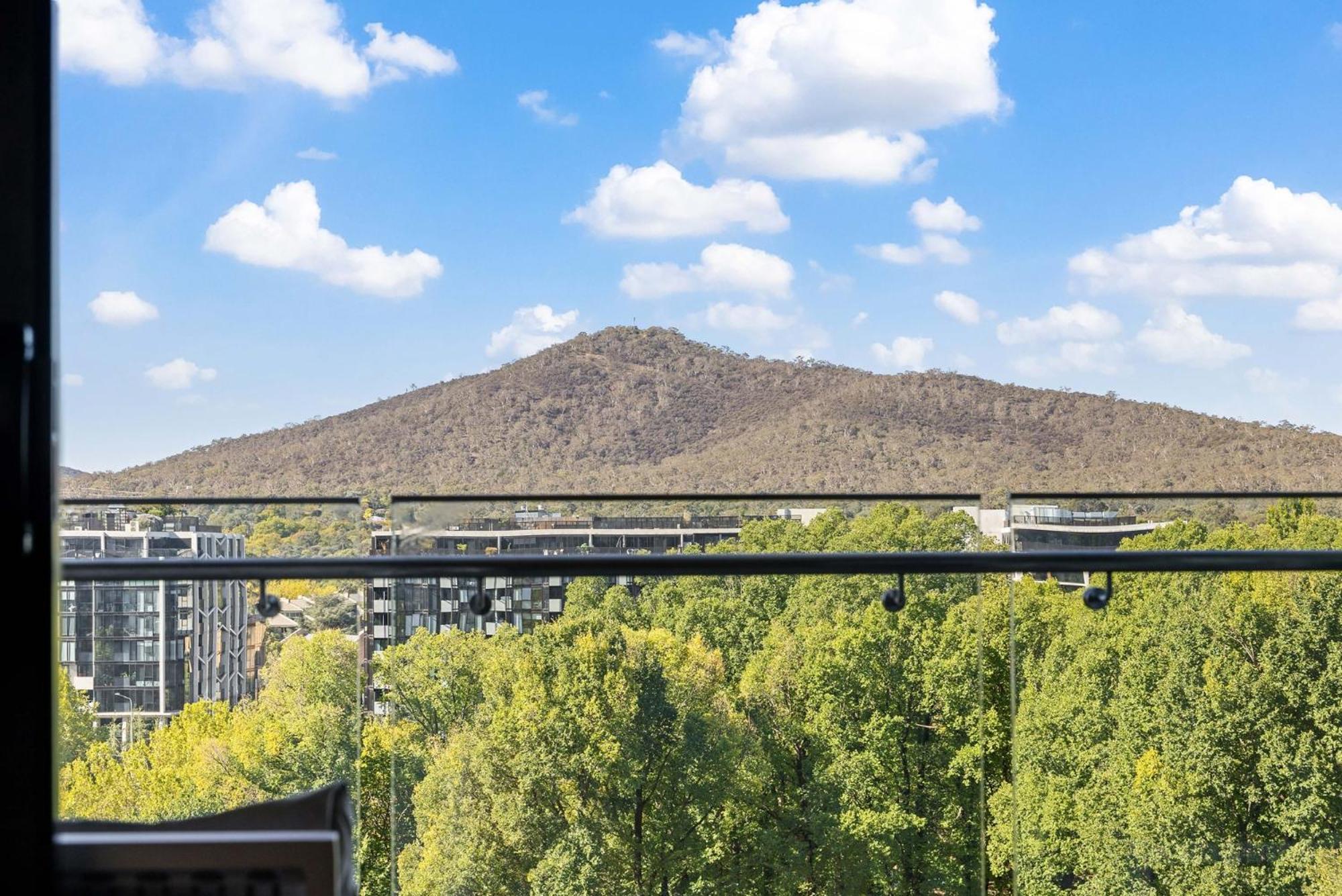 Sky High Views In The Heart Of Apartment *