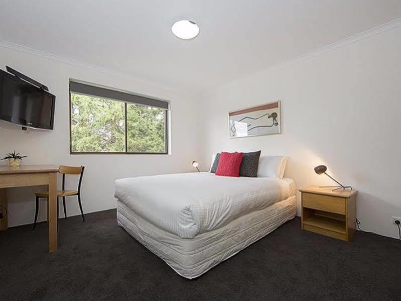 Accommodate - Kingston Court Apartment *