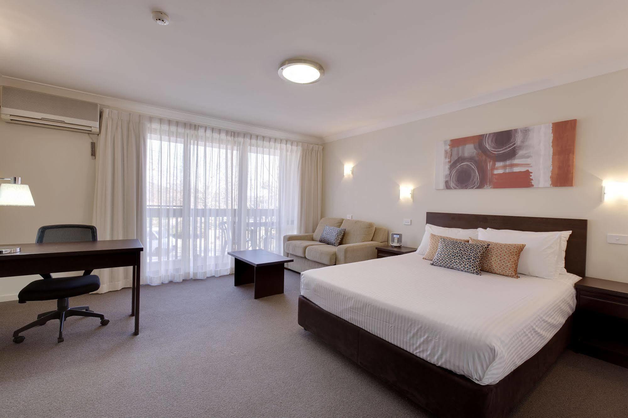 Hotel Ibis Styles Tall Trees Canberra