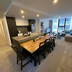 2 Bed 2 Bath Luxury Apartment In Braddon Canberra - Free Heated Pool, Gym, Parking