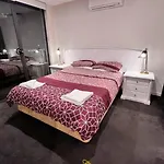 Black & White Delight - 2Bd 2Bth Apt - Braddon