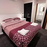 Black & White Delight - 2Bd 2Bth Apt - Braddon