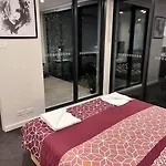 Black & White Delight - 2Bd 2Bth Apt - Braddon