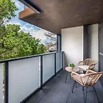 Chic 3-Bed In Central With Pool, Sauna And Gym