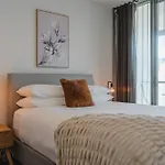 Central 1-Bed With Balcony, Rooftop Bbq & Parking