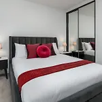 Modern 1-Bed Apartment With Pool And Sauna
