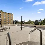 Inner-City 2-Bed With Parking, Pool, Gym & Bbq