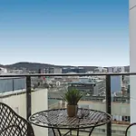 Central Canberra 2-Bed With Gym & Bbq Area