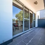 Cosy Contemporary 1Br Plus Sofa Bed