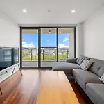Two Bedroom Apt In Heart Of Canberra With Parking