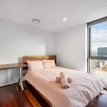 Two Bedroom Apt In Heart Of Canberra With Parking