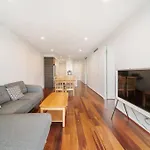 Two Bedroom Apt In Heart Of Canberra With Parking