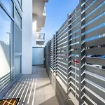 Absolutely Spacious Apt Unit Between Anu And City