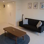 Homely Modern Apt By Lake Between City And Russell