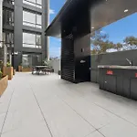 High-End 1-Bed Pad In Braddon With Outdoor Dining