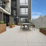 High-End 1-Bed Pad In Braddon With Outdoor Dining